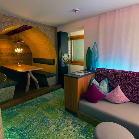 Lucia Hotel